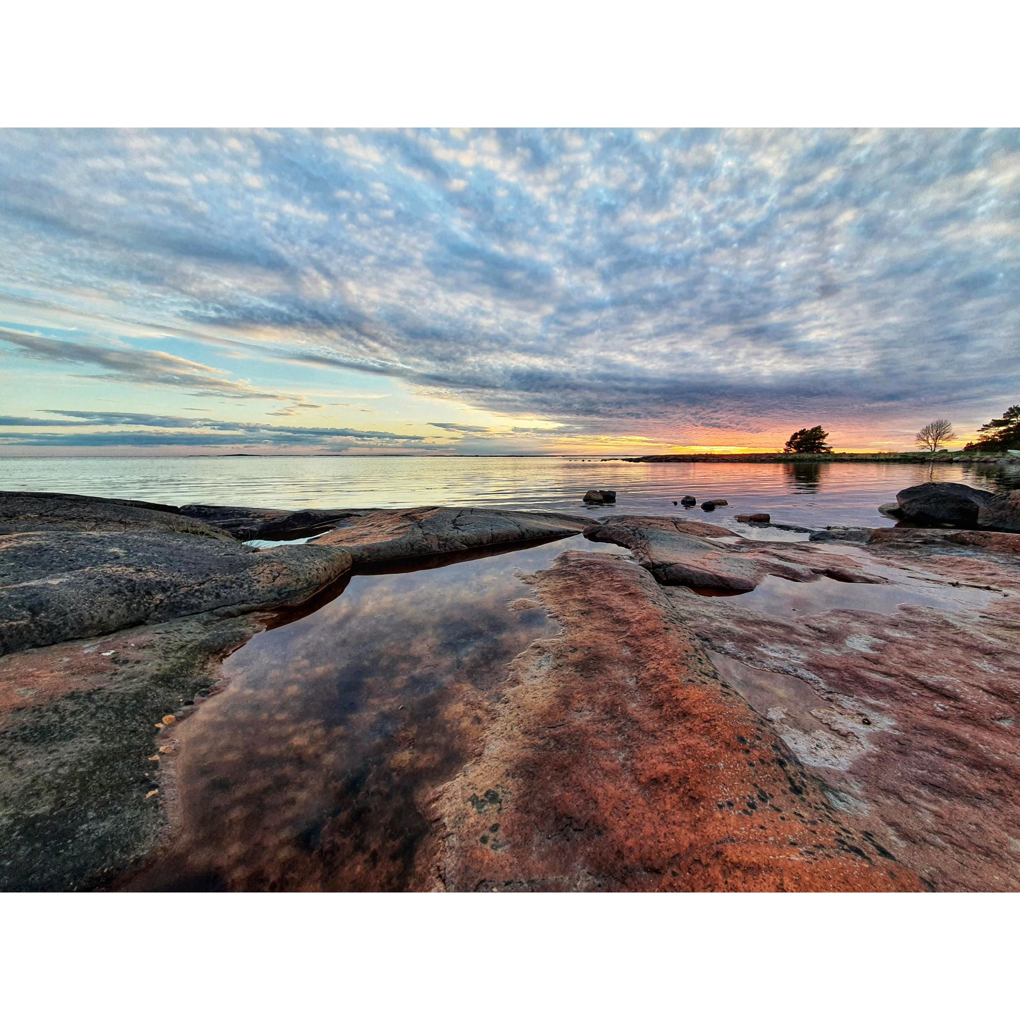 En strand med klippor och molnig himmel