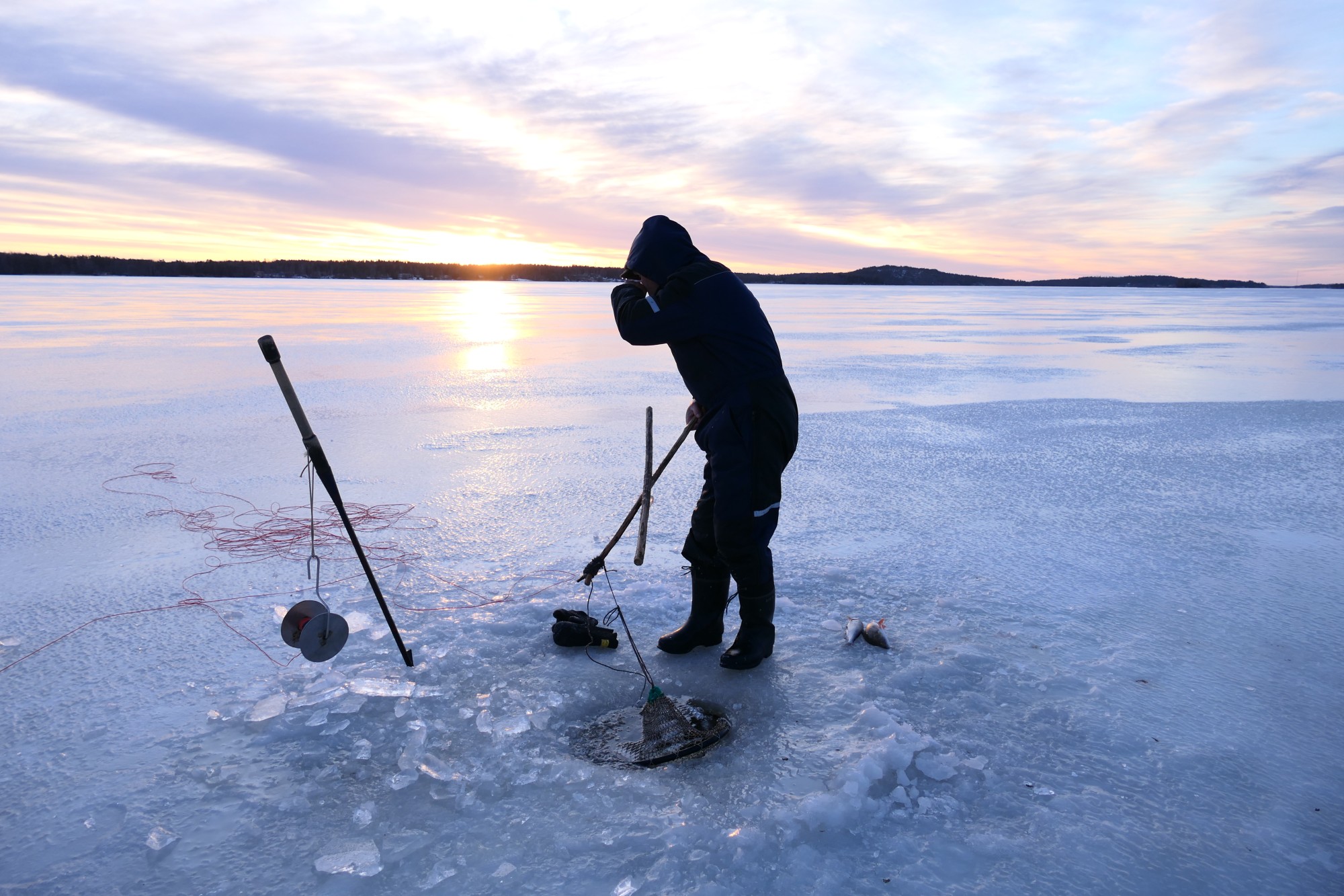 En person som utövar isfiske