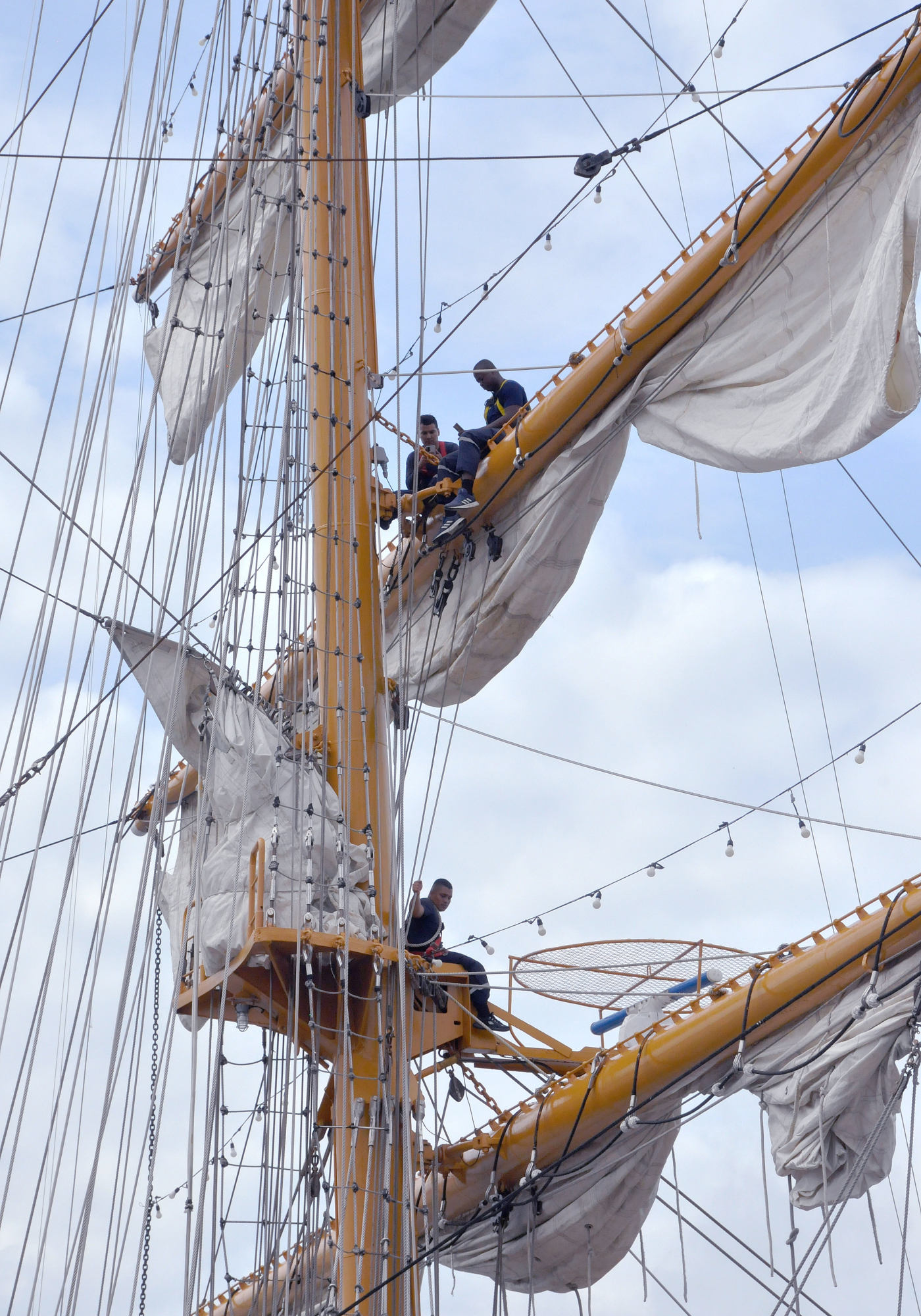 Detaljbild på Guayas där man ser män i en mast vid revade segel.