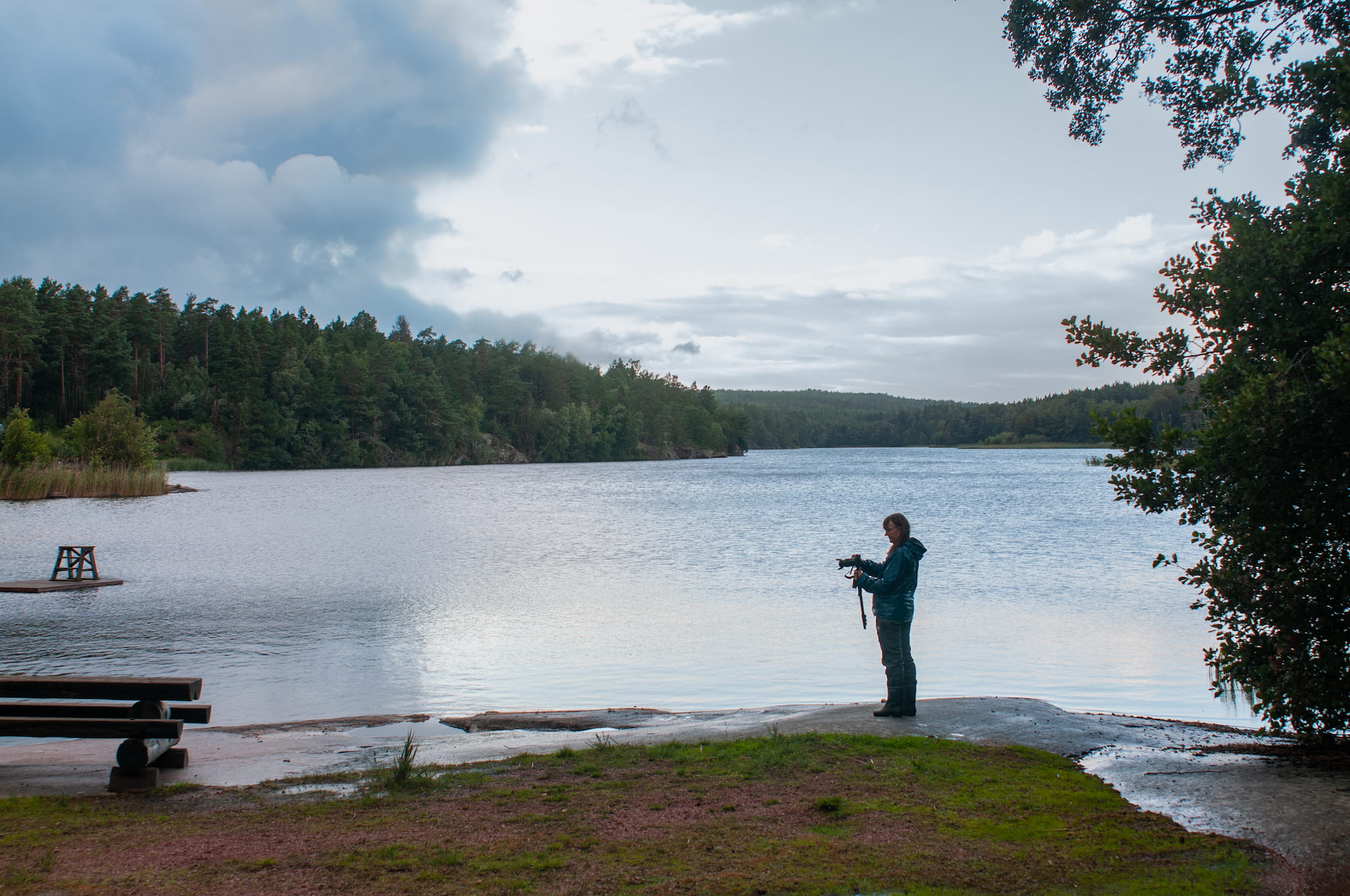 Fotograf på stranden till sjön