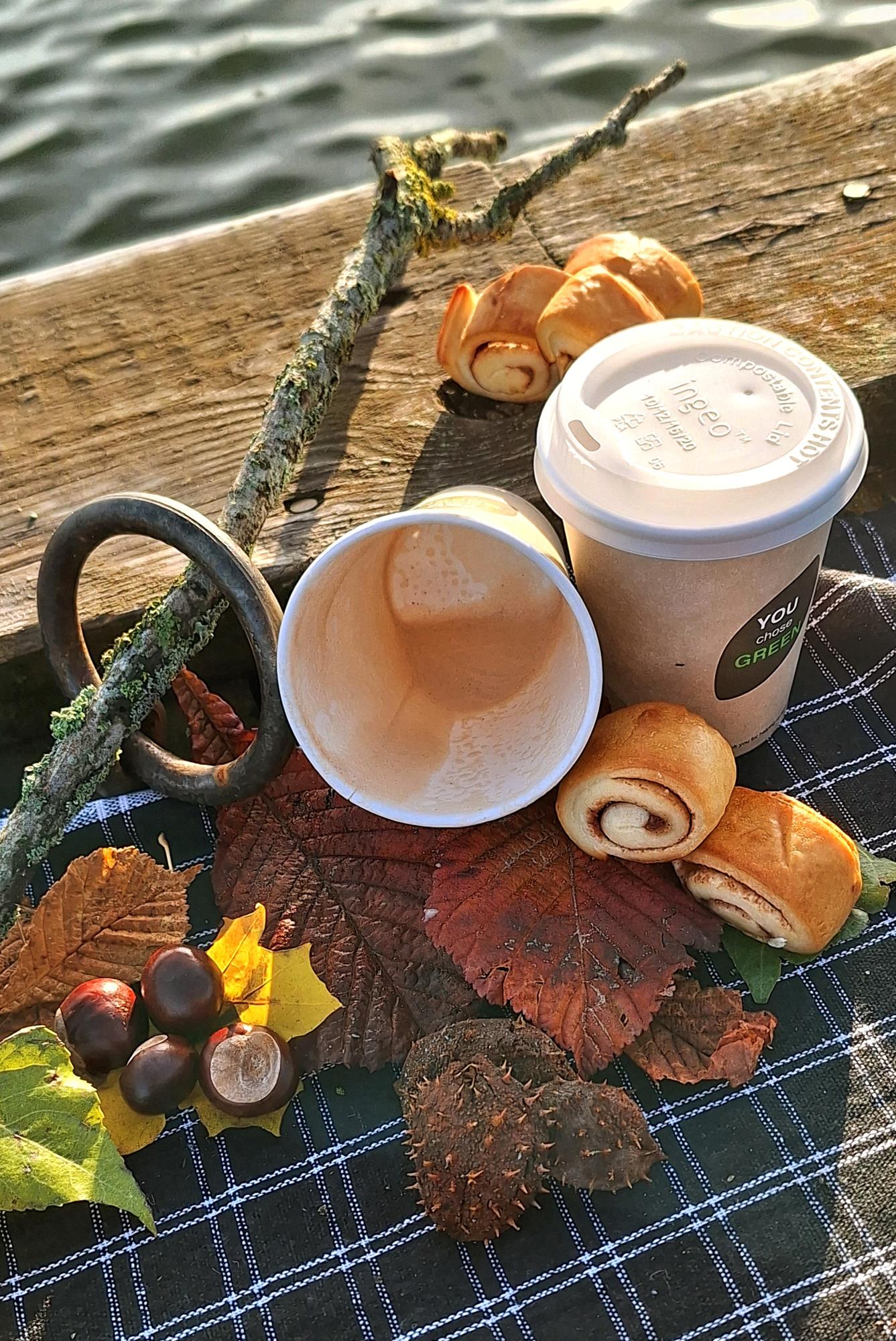 Kaffe på höstlig brygga