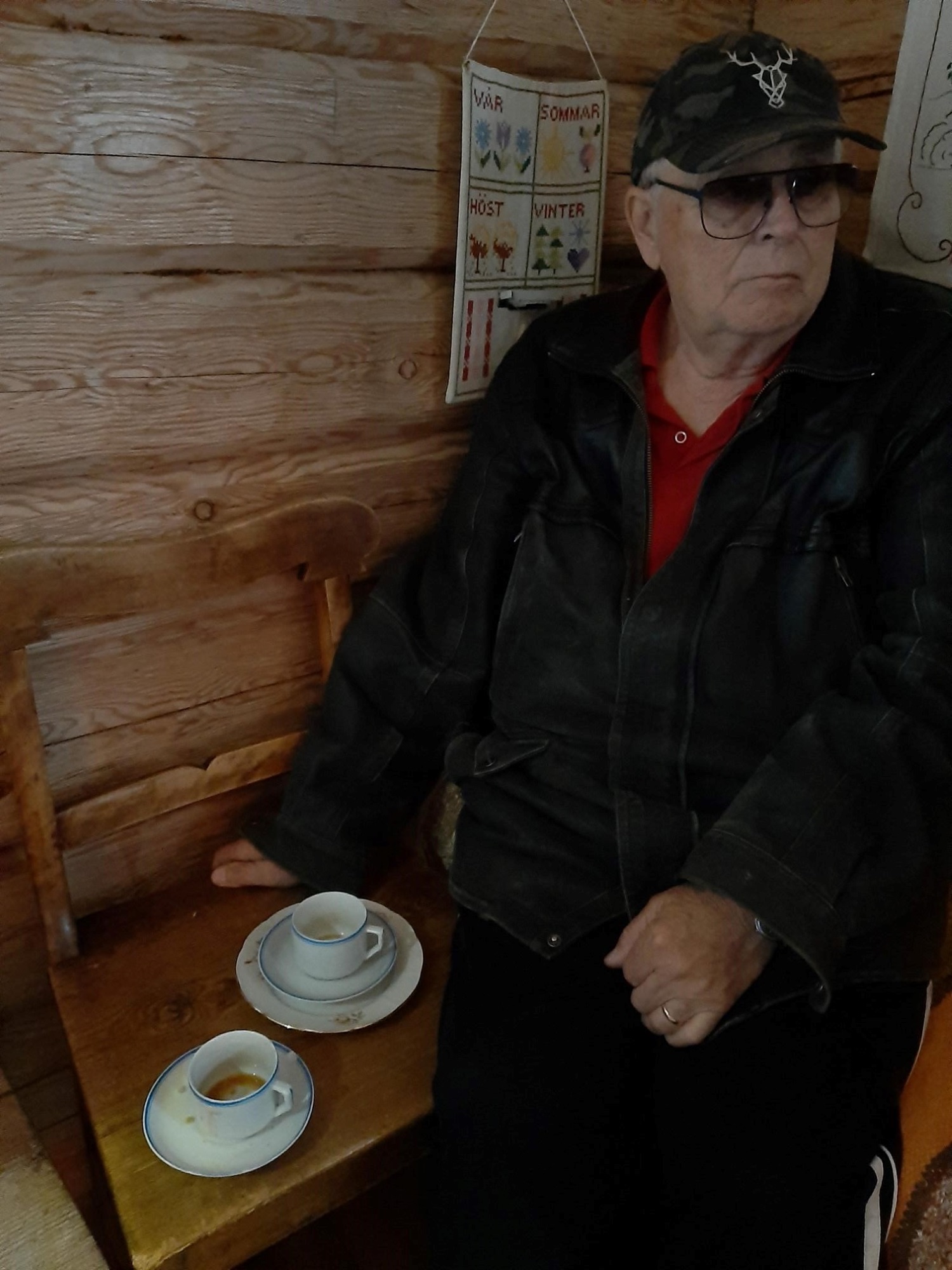 Man som har kaffepaus.