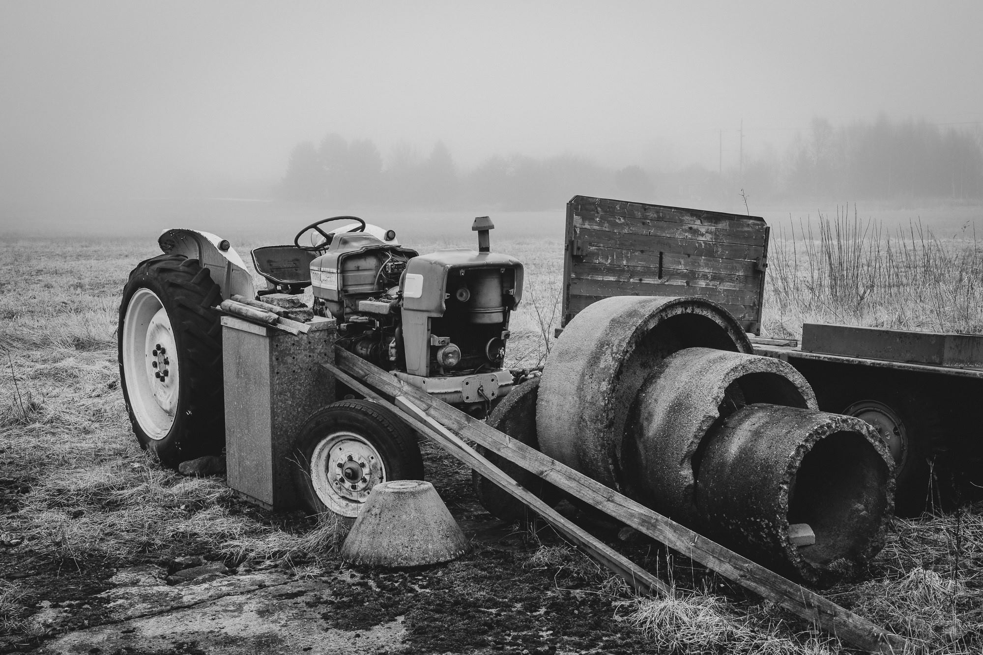 Traktor på åker, svartvit
