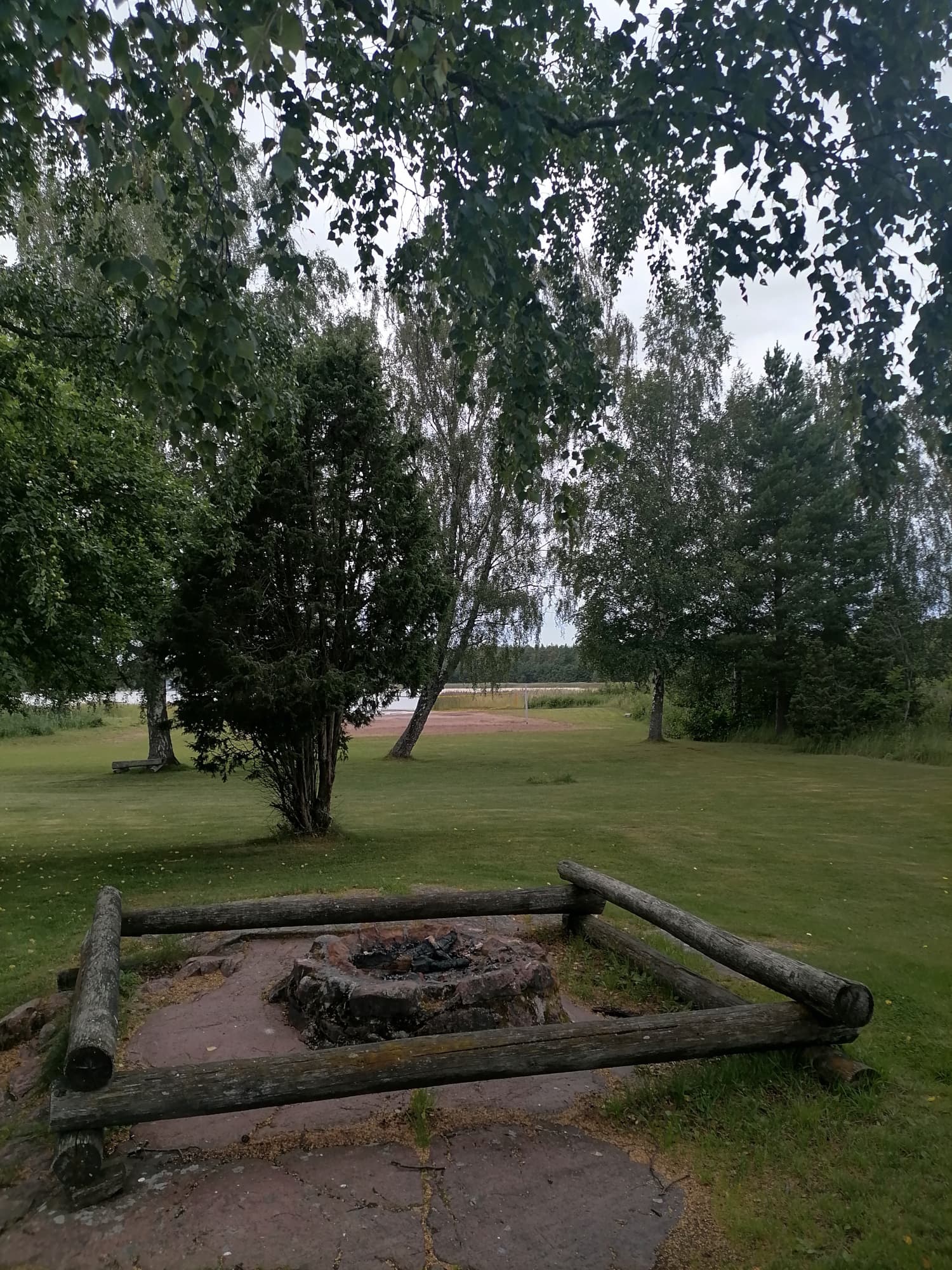 En grillplats på en öppen yta nära strand.